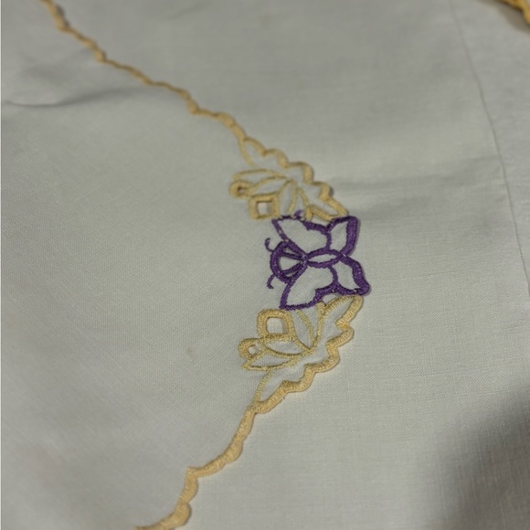 Vintage Linen Napkins and Matching Tablecloth - Picture 3 of 7